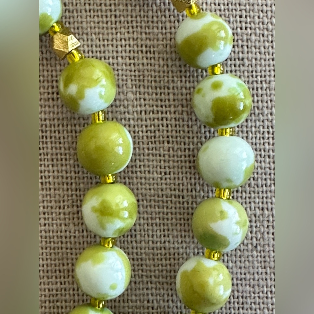 22-1/2 inch Elegant Green Beaded Necklace with Gold Accents - Picture 7 of 14